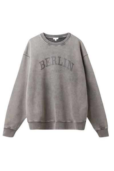 Sweatshirt i vasket grå med "BERLIN" og "LALA BERLIN EST. 2004" trykt på brystet, synlige stikninger.