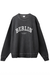 Sweatshirt i vasket sort med hvid tekst "BERLIN" og "LALA BERLIN EST 2004". Afslappet pasform.