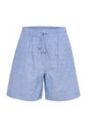 Delftblå stribede shorts med elastisk talje og snøre, fremhæver stofstruktur.