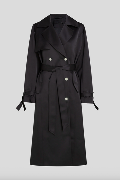 Sort trenchcoat med bred krave, dobbeltradet lukning, bælte i taljen og plisseret detalje bagpå.