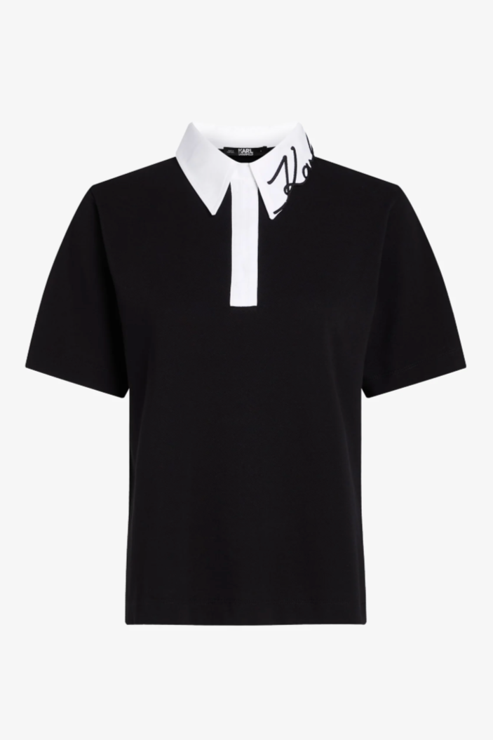 Sort polo med hvid krave, signaturdetalje på kraven, og korte ærmer.