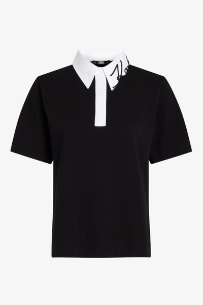Sort polo med hvid krave, signaturdetalje på kraven, og korte ærmer.