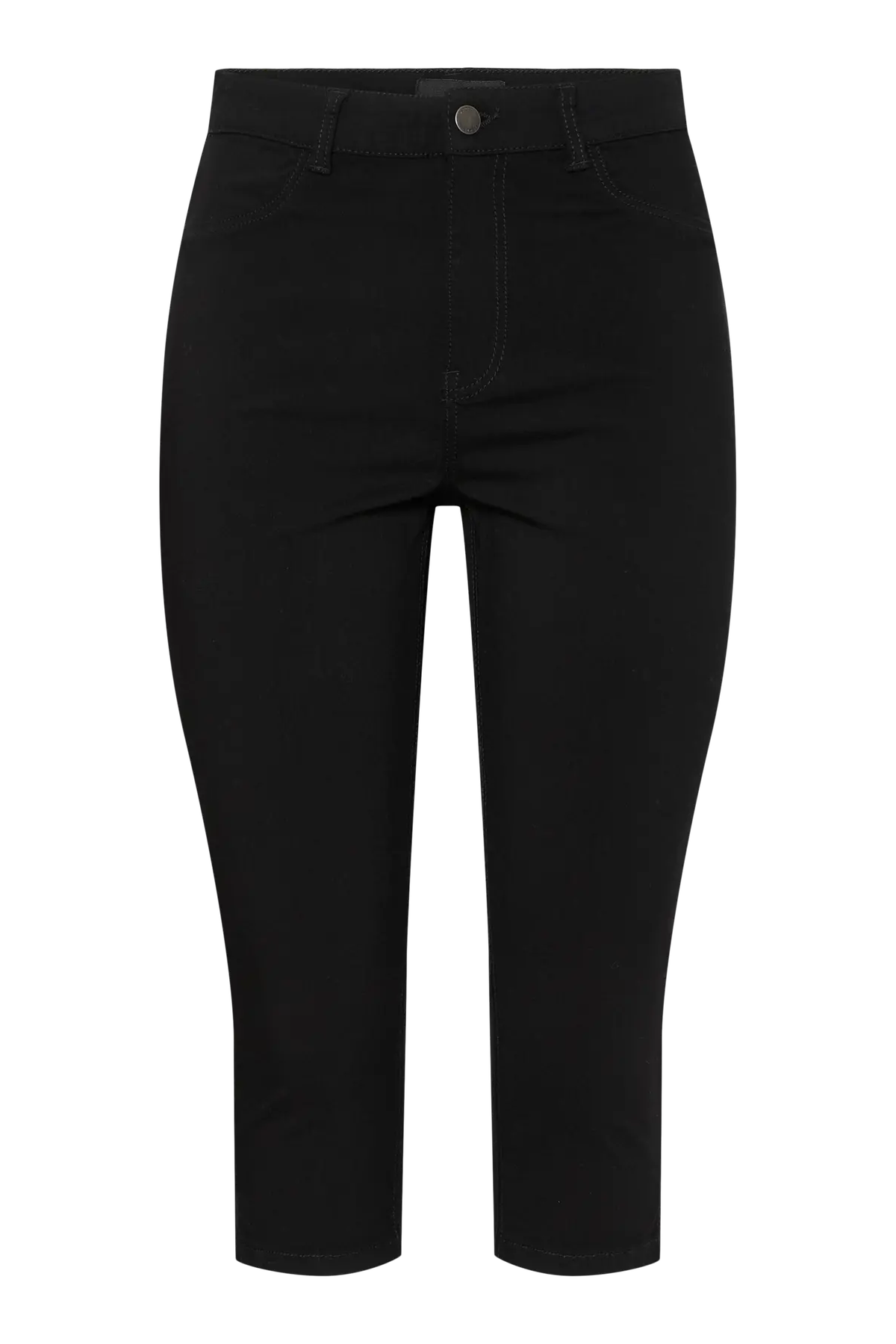 Sorte capribukser med lommer og slids ved benene. Bukserne stopper under knæene.