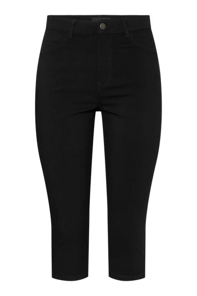 Sorte capribukser med lommer og slids ved benene. Bukserne stopper under knæene.