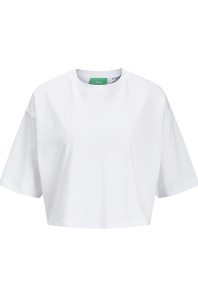Hvid cropped T-shirt fra JJXX, rund hals, længere ærmer, boxy fit der slutter ved hofterne.