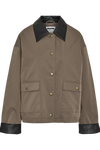 Brun cropped jakke med sort krave og manchetter, knapper og lommer med flapper.