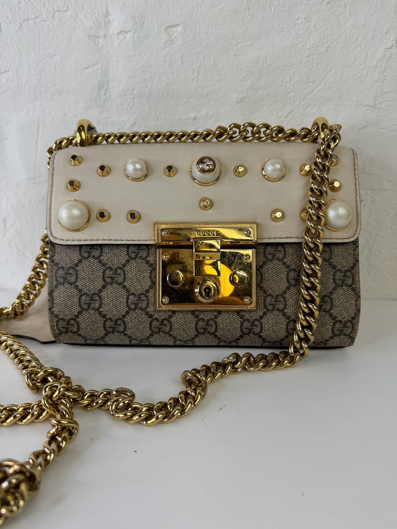 Se Gucci - Padlock chain logo Crossbody taske med perler - Secondhand hos stilkompagniet.dk