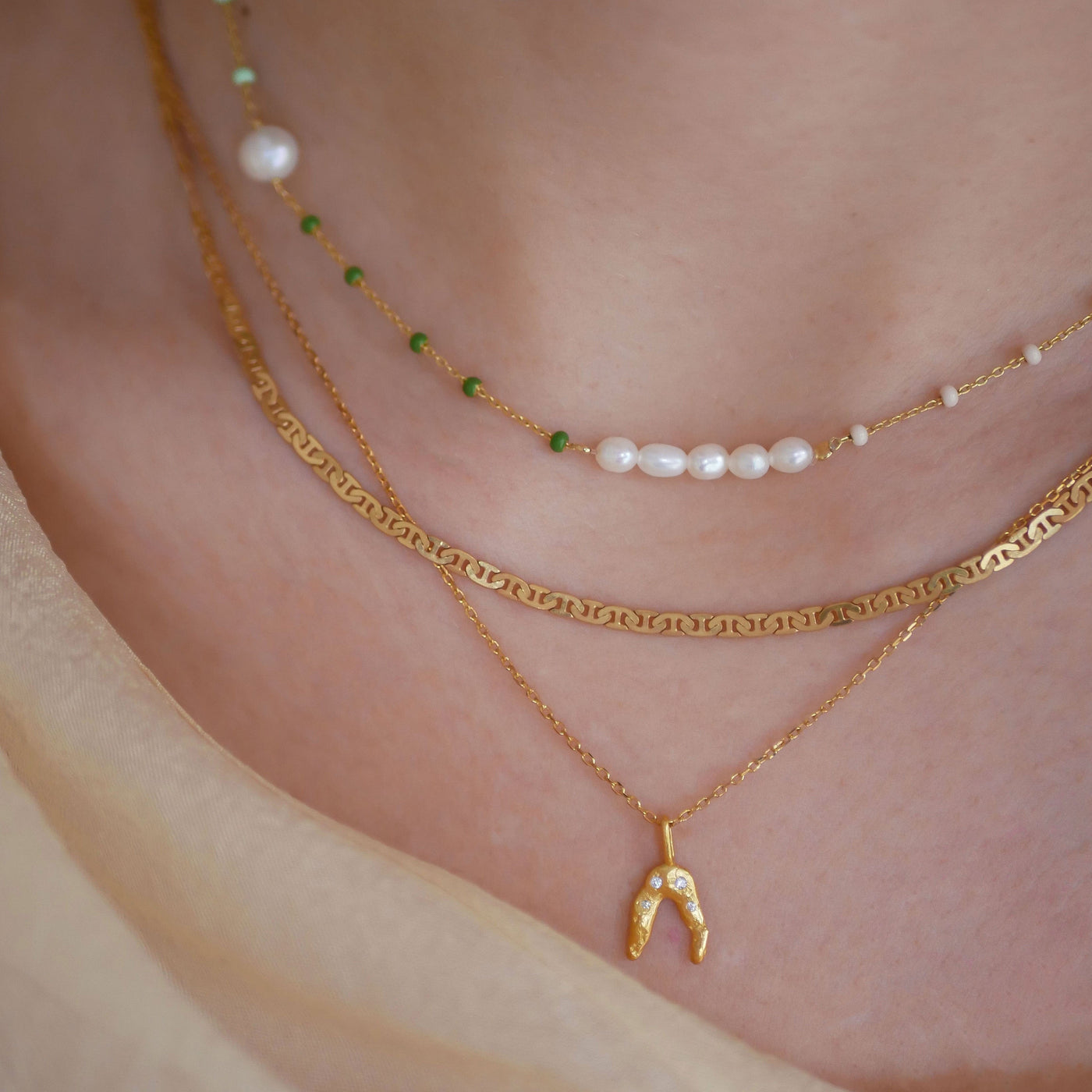 Enamel Smykker Guld halskæde med små sten - Wishbone - Enamel