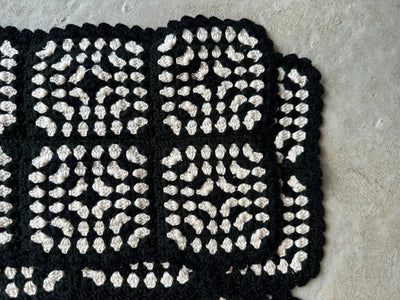 Sassy Copenhagen Accessories Hæklet slumre tørklæde - Crochet Sort/hvid- Sassy Copenhagen