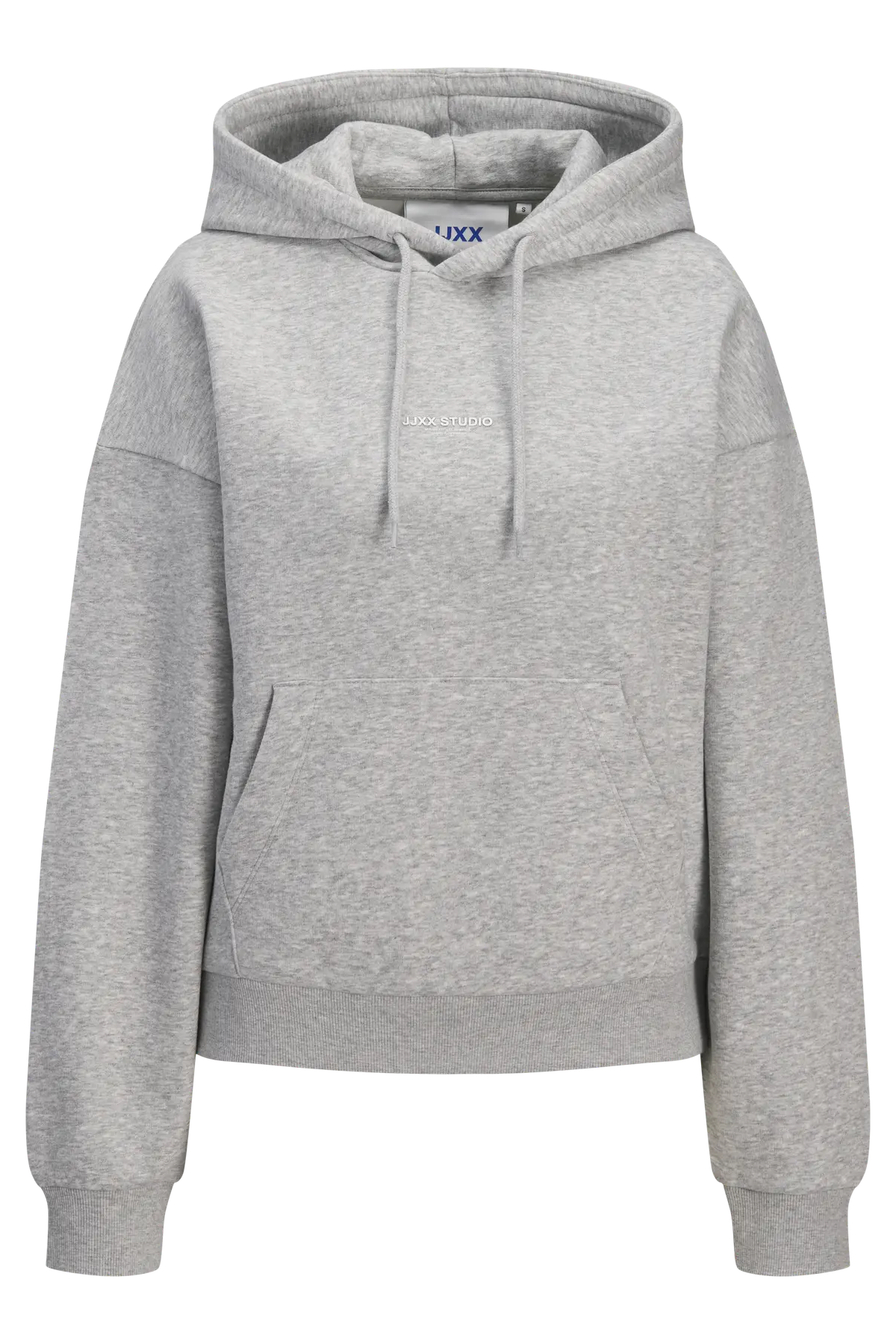 Grå JJXX sweatshirt med hætte, lomme og broderet "JJXX STUDIO" foran. Afslappet pasform.