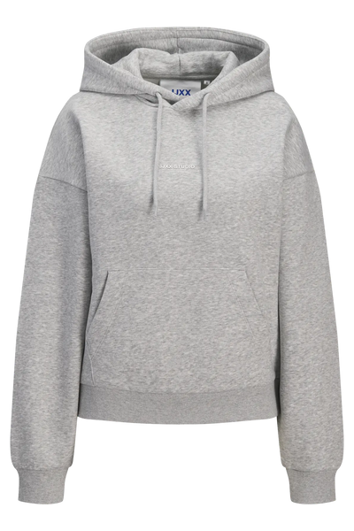 Grå JJXX sweatshirt med hætte, lomme og broderet "JJXX STUDIO" foran. Afslappet pasform.