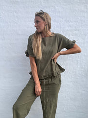 Linney - bomuld sæt med flæser - Khaki grøn - Sassy Copenhagen