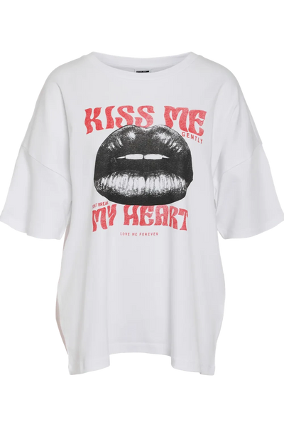 Hvid oversized T-shirt med rund hals. Grafisk print "KISS ME" og store læber på forsiden.