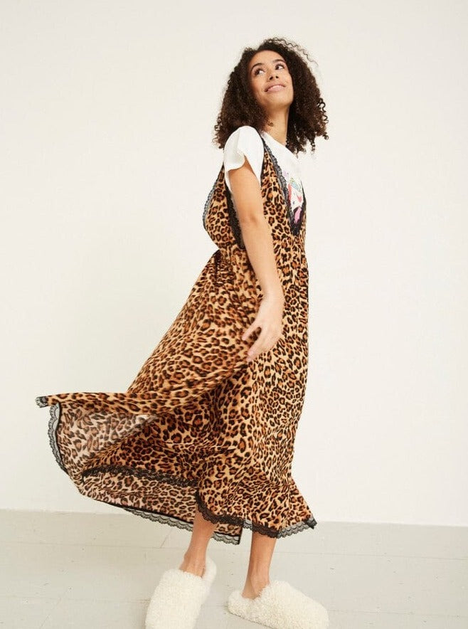 Se Oversize Kjole med Leopard - Lee - Hunkøn (Bemærk Preorder) hos stilkompagniet.dk