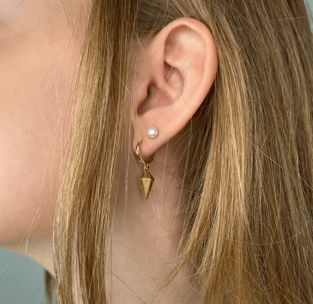 HYMNESS Accessories Rosa Diamond huggies - Earrings/Øreringe - HYMNESS