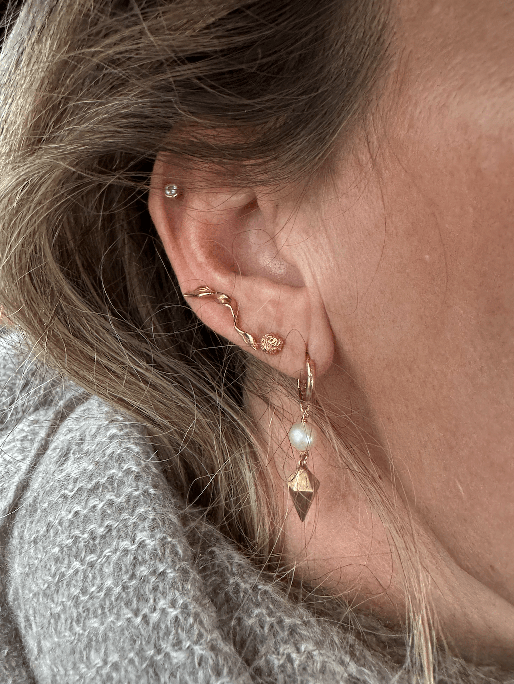 HYMNESS Accessories Rosie Pearl Diamond huggies - Earrings/Øreringe - HYMNESS