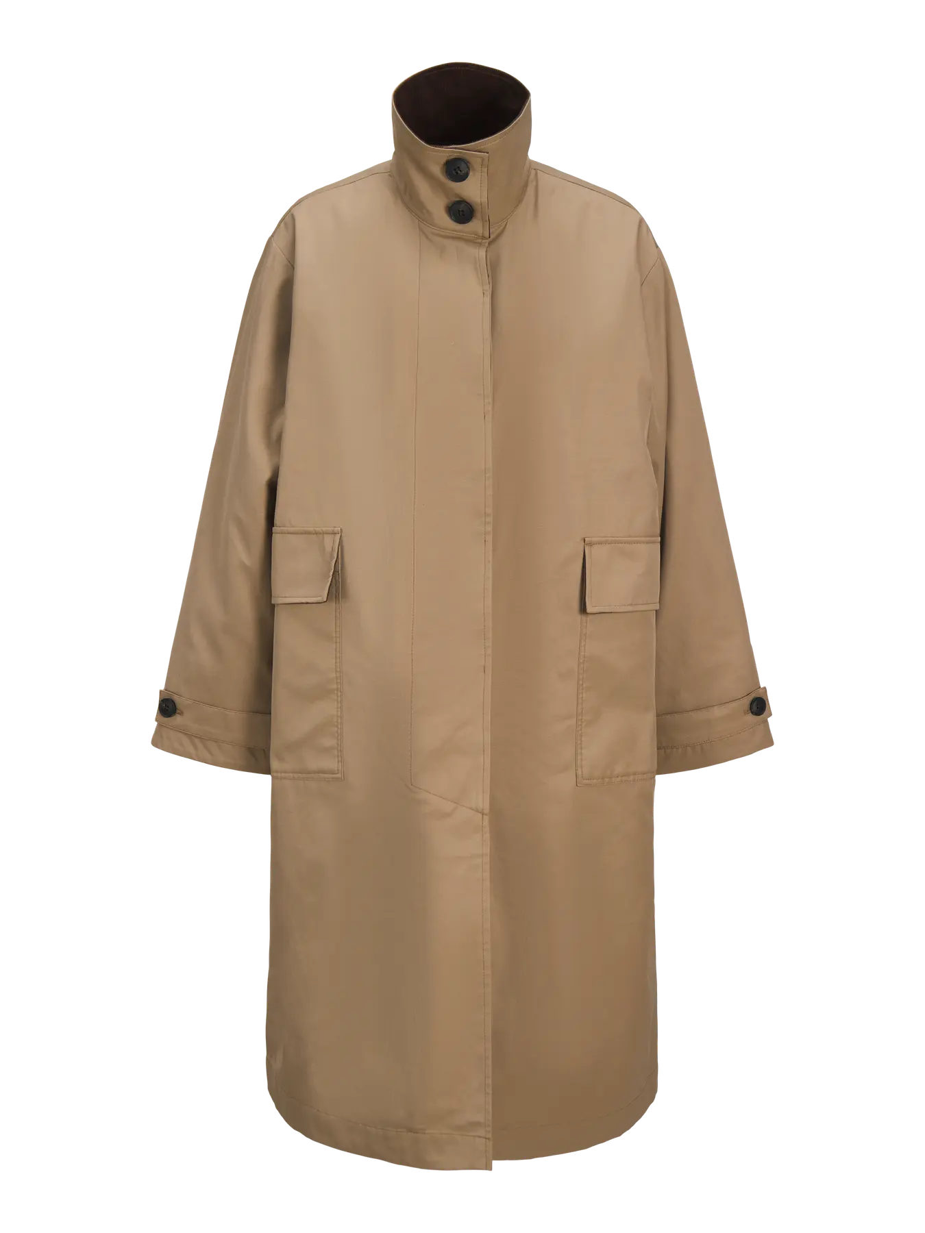 Beige trenchcoat med høj krave, store lommer med flapper og knapdetaljer på ærmerne.