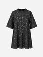 Zeina fra Anine Bing er en sort blonde-T-shirt med en afslappet, let oversize pasform